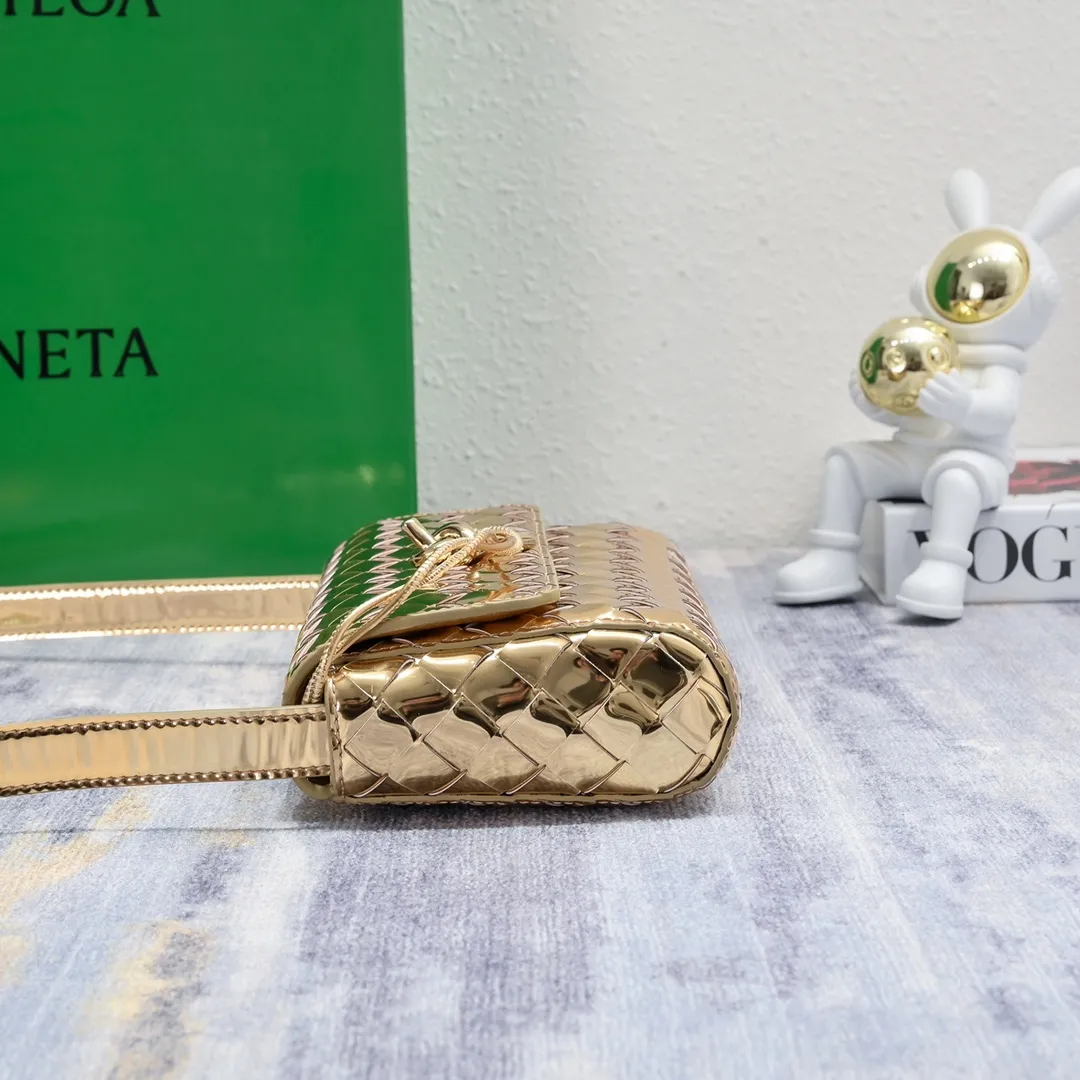 Batch 1480 Bottega Veneta's new style 🆕 mini andiamo bag is so pretty. The dark brown color is very versatile. It is high-end and casual and sexy. Andiamo is not only a commuter bag 🥰 It can be worn cross-body and hand-held, and it is no problem to match it with evening wear. It can be matched with clothes casually, showing high-end elegance. Style number: 5545 Size: 21.5*13*4.5cm